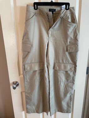 Banana Republic Wide Leg Cargo Trousers in Khaki